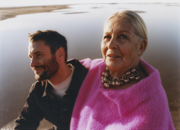 Jacquemus stora förebild i livet är hans mormor Liliane som han kallar sitt livs stjärna. När han skulle välja modell för det här reportaget i ELLE valde han självklart henne. På bilden bär hon en jacka och han en skjorta från Jacquemus herrkollektion. Jacquemus stora förebild i livet är hans mormor Liliane som han kallar sitt livs stjärna.