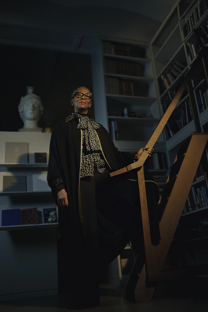 Hanna Akuffo, en av de akademiker som syns i utställningen i kläder ur Sara Danius garderob.