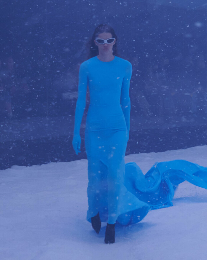 Balenciagas chefsdesigner Demna Gvasalia flydde själv från Georgien 1993. Under Paris Fashion Week lät han modehusets höstvisning tillägnas Ukrainas flyktingar. Balenciagas chefsdesigner Demna Gvasalia flydde själv från Georgien 1993. Under Paris Fashion Week lät han modehusets höstvisning tillägnas Ukrainas flyktingar.