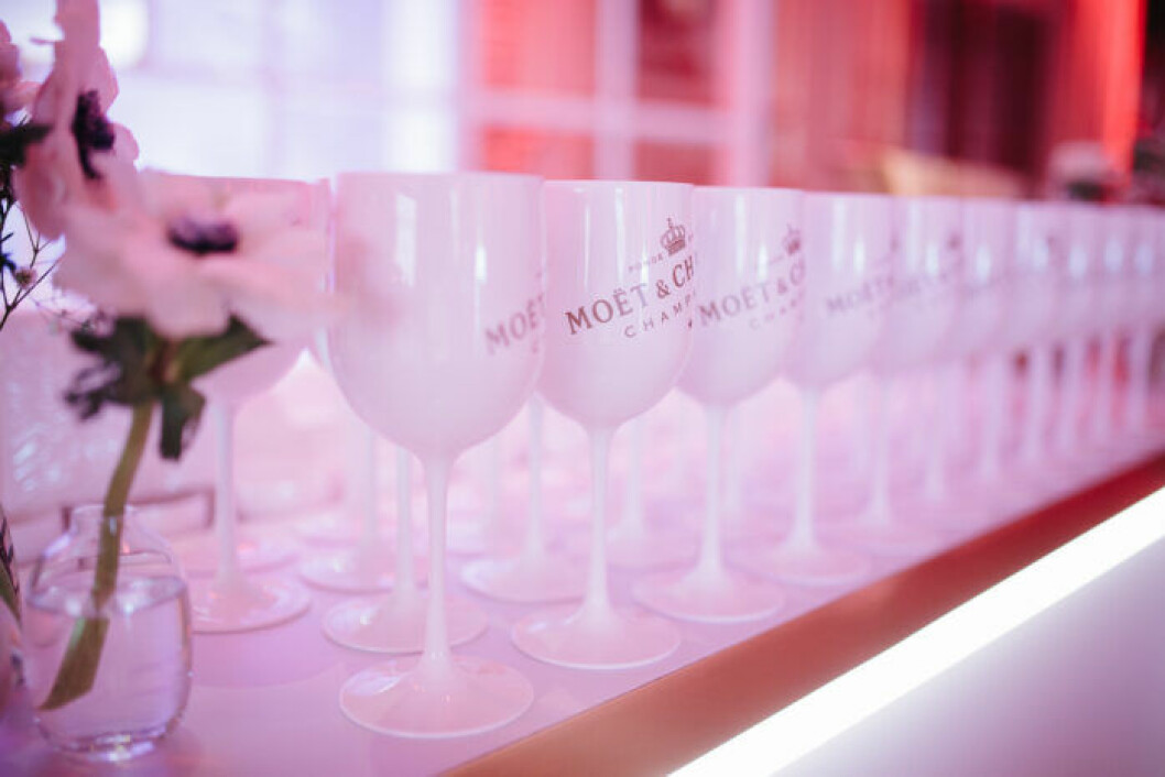 Vita plastglas från Moët & Chandon.