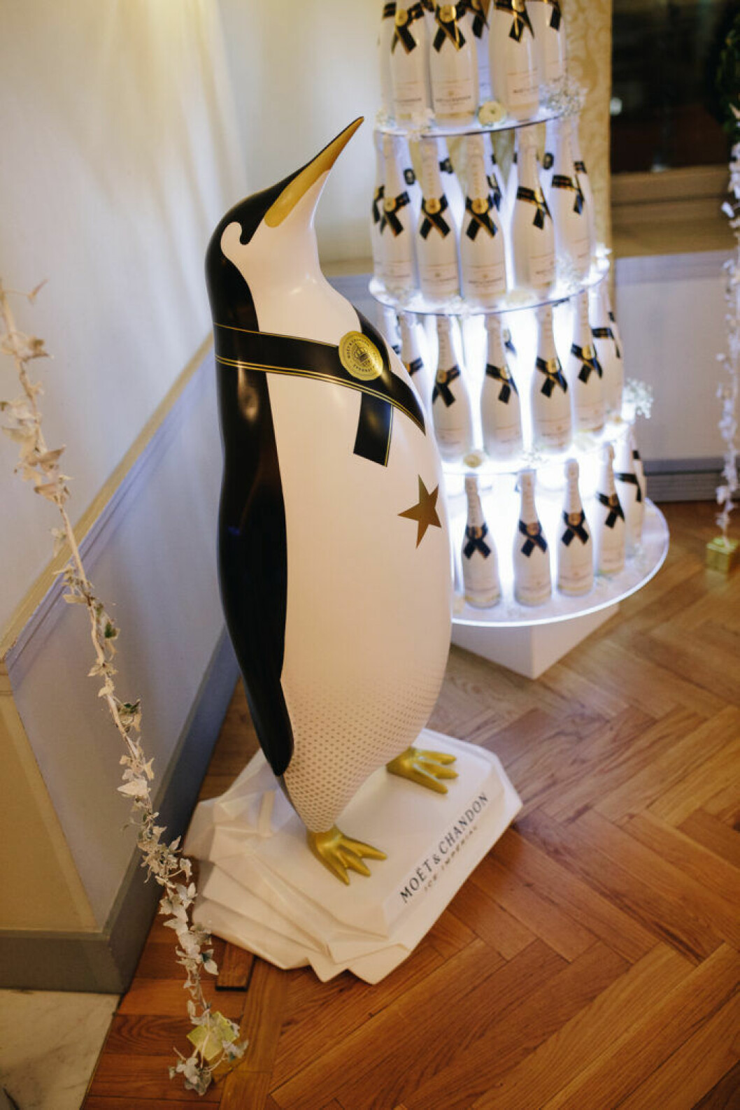 Pingvinen är ett kännetecken för Moët & Chandon Ice Impérial. Pingvinen är ett kännetecken för Moët & Chandon Ice Impérial.
