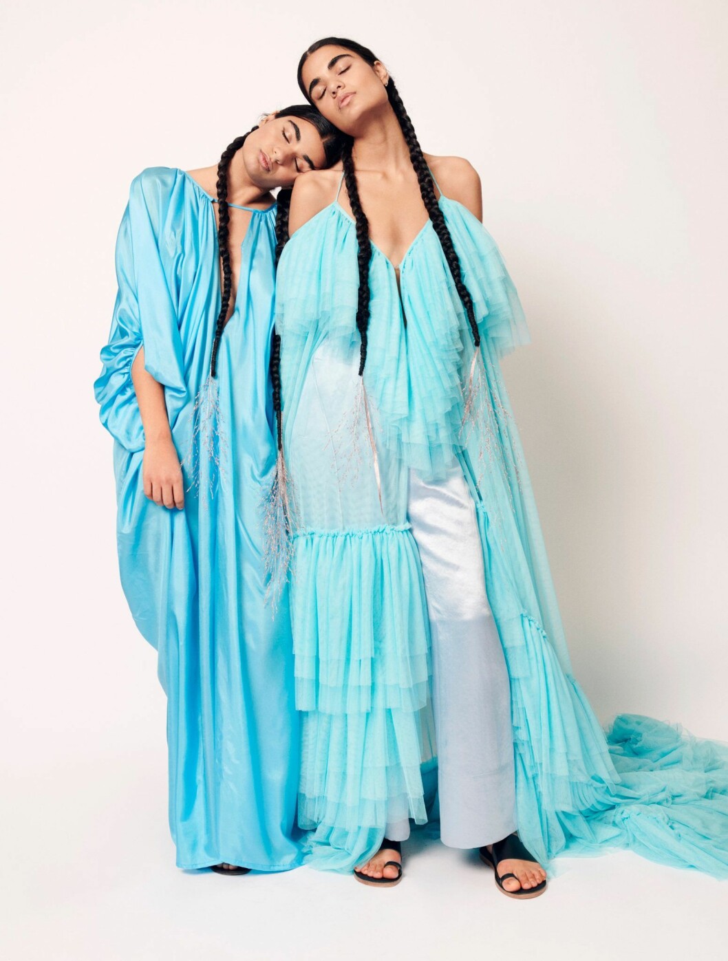 Mona: Kaftan, 8 200 kr, Jennifer Blom. Skor, 1 795 kr, Rodebjer. Mandana: Klänning, pris vid förfrågan, Selam Fessahaye. Byxa, 3 495 kr, Acne Studios. Skor, 1 795 kr, Rodebjer. Mona i kaftan från Jennifer Blom, Mandana i klänning från Selam Fessahaye