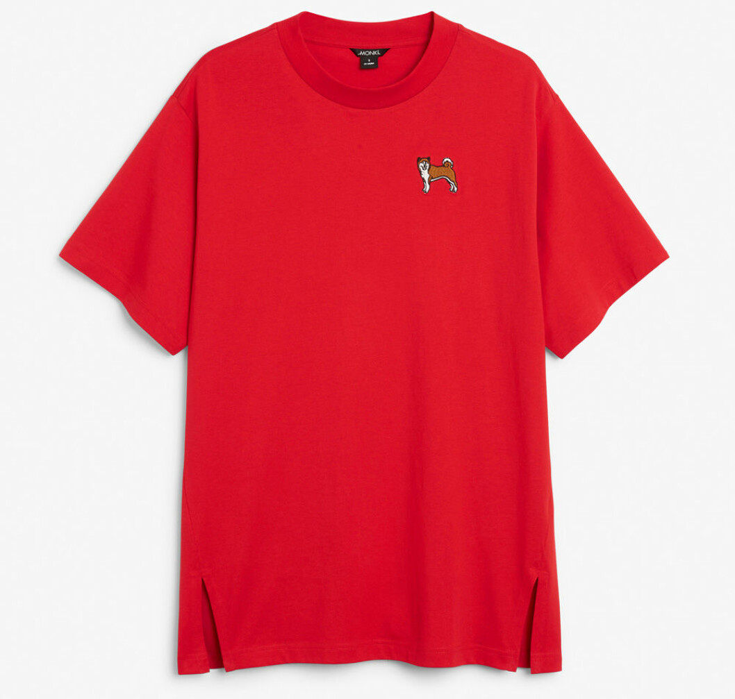 Röd t-shirt i lös modell med hundtryck på. Röd t-shirt i lös modell med hundtryck på.