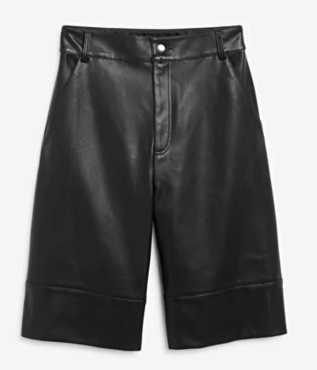 Bermudashorts i läderimitation från Monki.