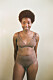 Hudfärgade spetsunderkläder från Monki på afroamerikansk modell.