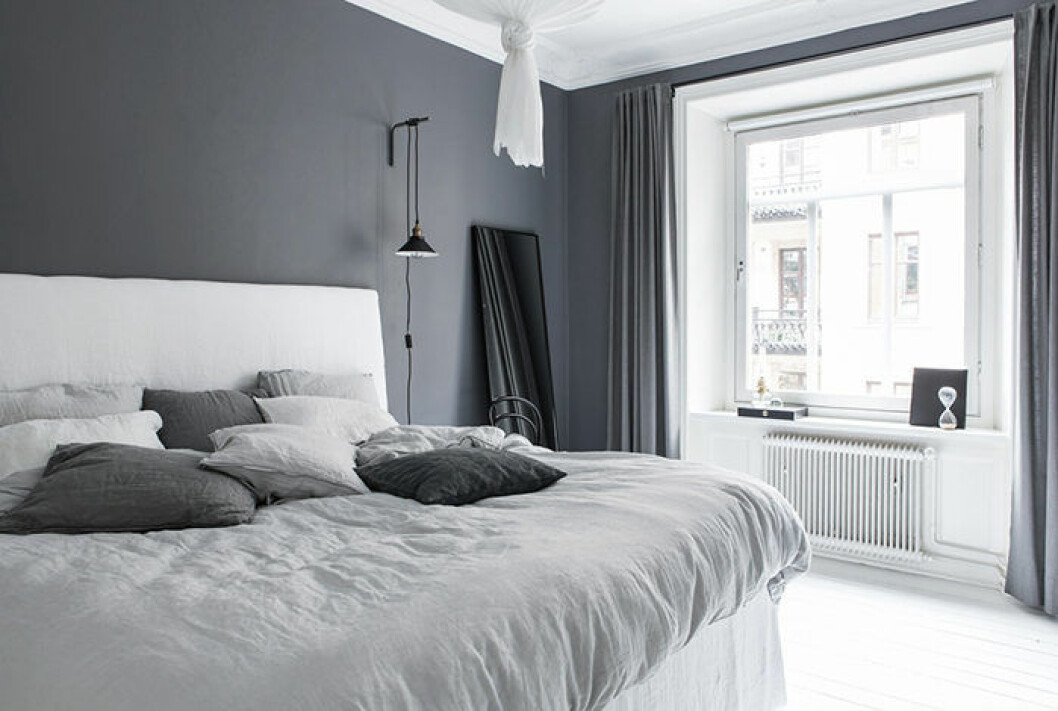 Foto: Cim Ek Styling: Sarah Widman, Anna Mähler för<a href="http://www.alvhem.com" target="_blank" rel="noopener"> Alvhem</a>/mäklare Sofia Vansvik Sovrum med gråa gardiner