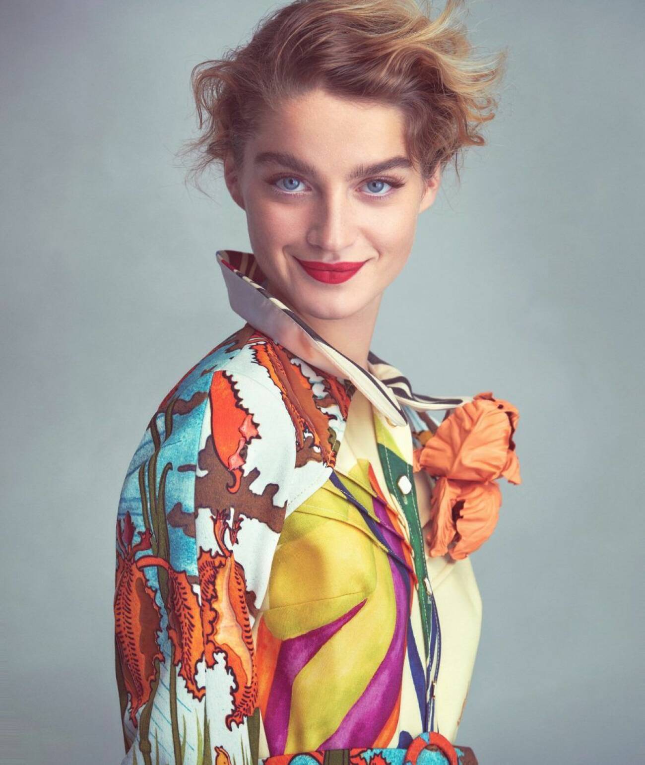 Klänning från Louis Vuitton, så stylar du den blommiga trenden 2020