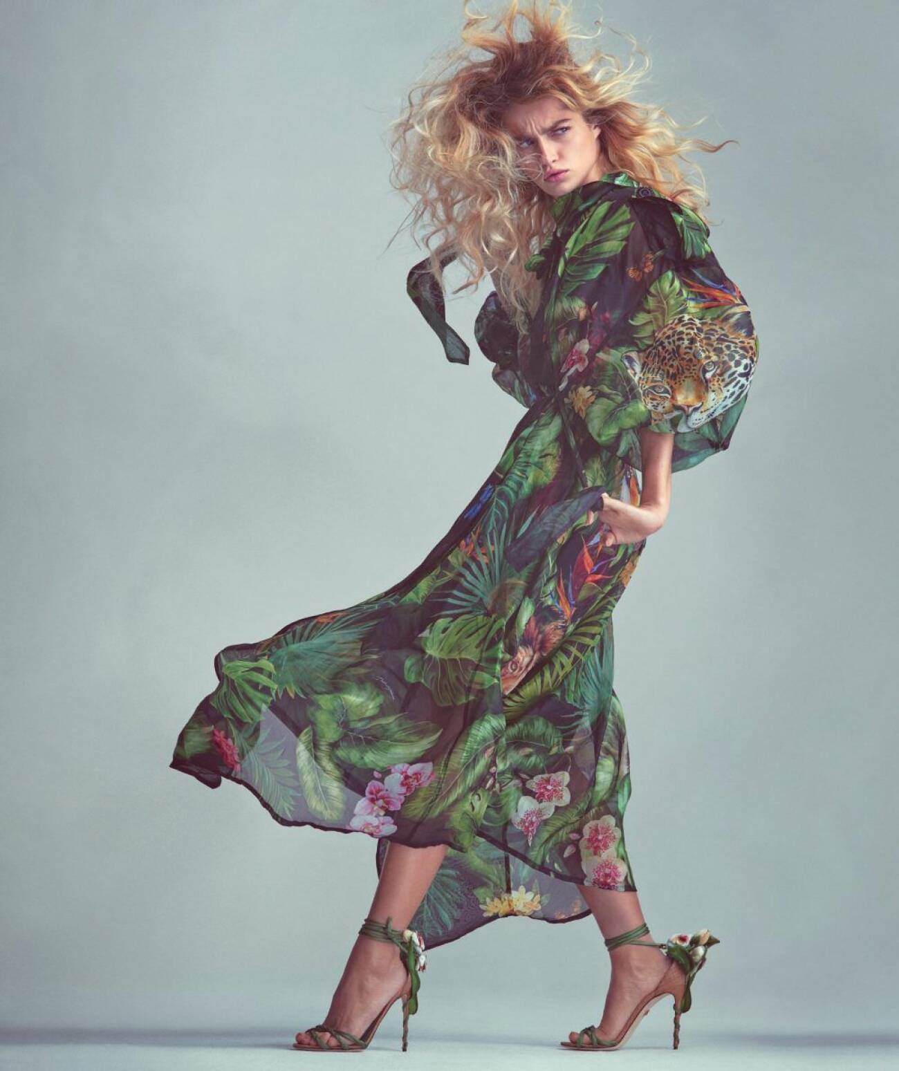 Mönstrad trenchcoat från Dolce & Gabbana, så stylar du den blommiga trenden 2020