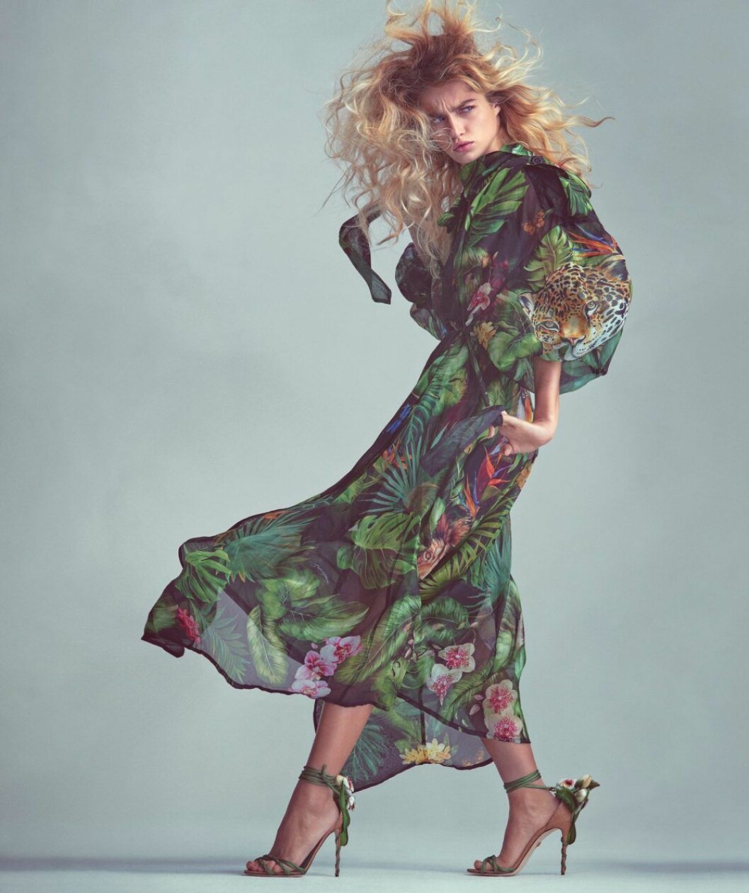 Djungelmönstrad trenchcoat, 31 330 kr, och skor, pris vid förfrågan, båda Dolce & Gabbana. Mönstrad trenchcoat från Dolce & Gabbana, så stylar du den blommiga trenden 2020