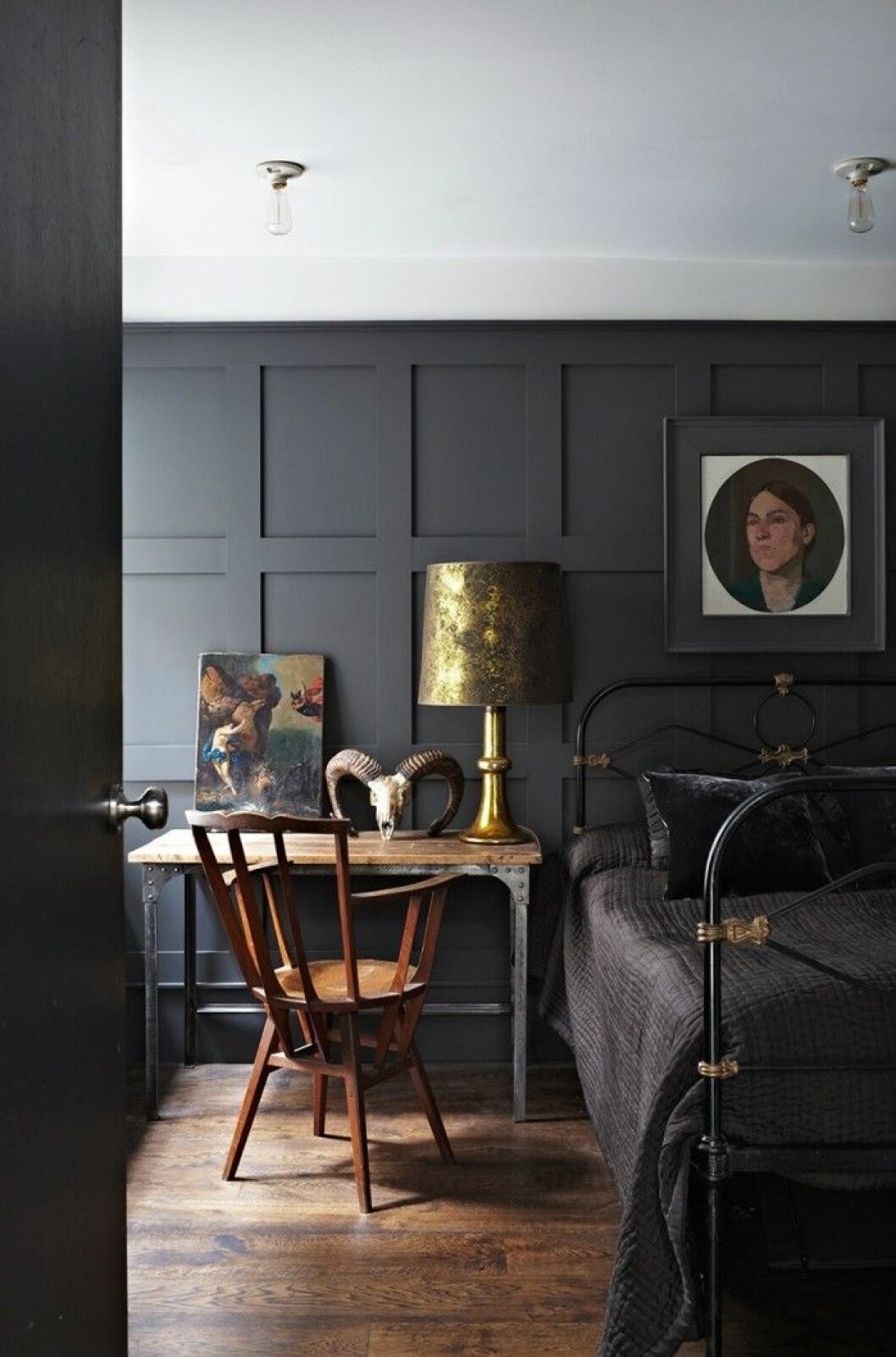 ”Trenden målade väggar och snickerier i smutsiga toner blir ännu större.” Panelen är målad med kulören Railings 31 från Farrow & Ball. morka_vaggar_farrow_ball