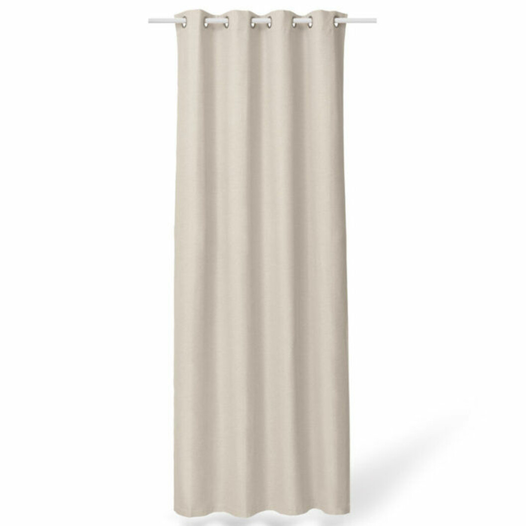 Beige mörkläggningsgardin från Åhléns, finns i flera färger. <a href="https://track.adtraction.com/t/t?a=1136856392&as=1213658063&t=2&tk=1&epi=gardiner&url=https://www.ahlens.se/Inredning/textil/gardiner-15059/ahlens-morklaggningsgardin-sovmorgon-140x240-cm-beige-90016139/" target="_blank" rel="noopener">Här kan du läsa mer och köpa dem</a>.