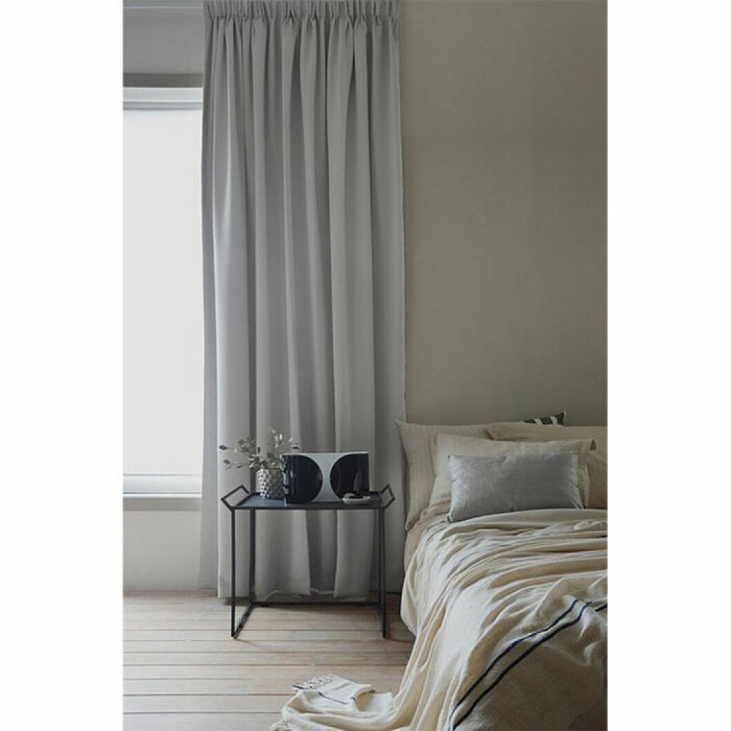 Pärlvit mörkläggande hotellgardin från Ellos Home, finns i flera färger. <a href="http://www.awin1.com/cread.php?awinaffid=439039&awinmid=8905&clickref=gardiner&p=https%3A%2F%2Fwww.ellos.se%2Fmimou%2Fmorklaggande-hotellgardin-dubbel-bredd%2F1504339-03" target="_blank" rel="noopener">Här kan du läsa mer och köpa dem</a>. Pärlvit gardin med hotellkänsla från Ellos