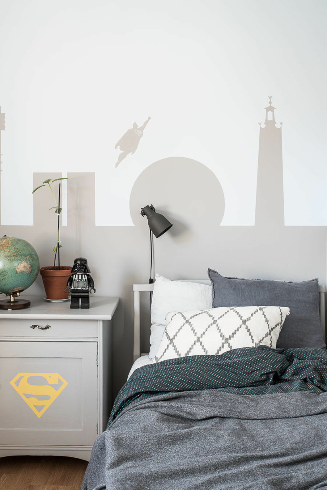 Foto och styling: <a href="http://mormorsglamour.elledecoration.se/" target="_blank" rel="noopener">Helena Nord</a>. Bilden publicerades ursprungligen i reportaget<a href="https://www.elle.se/decoration/kika-in-i-var-nya-diy-bloggare-helena-nords-supersnygga-hem/" target="_blank" rel="noopener"> ”Kika in i vår nya bloggare Helena Nords supersnygga hem!”</a> Barnrum med personlig väggmålning