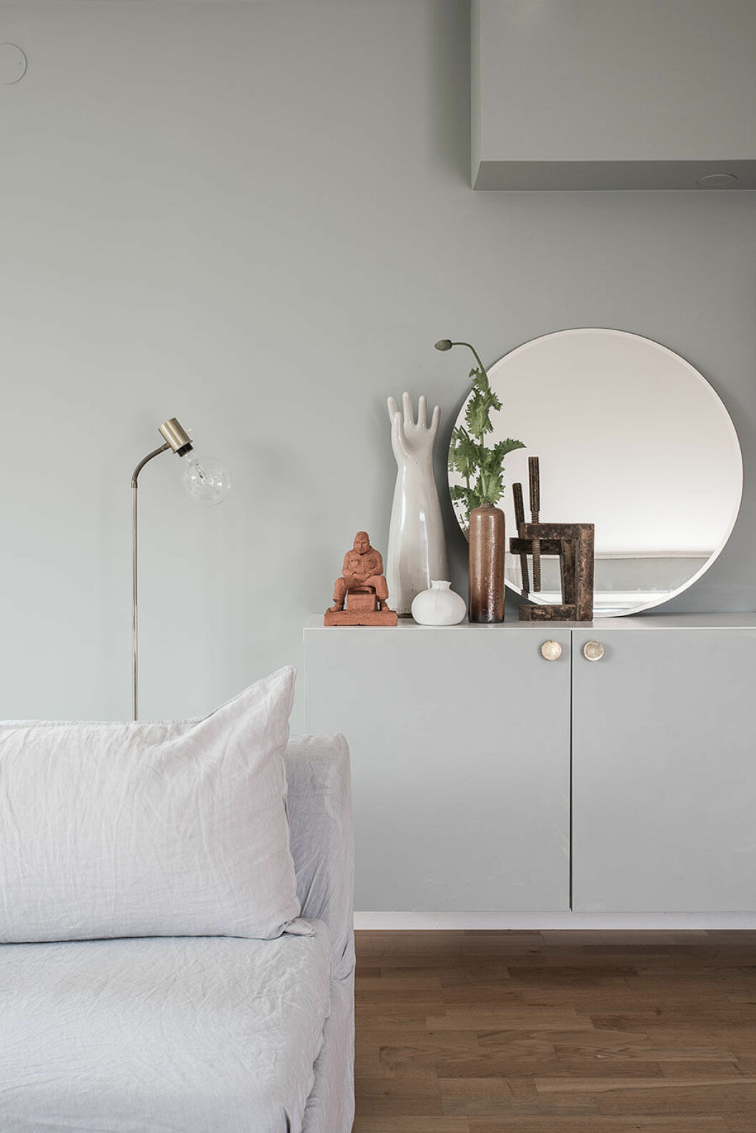 Sideboard med handstaty oh rund spegel