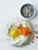 Steg 4 – knäck ett ägg och tillsätt de rivna morötterna och solrosfrön