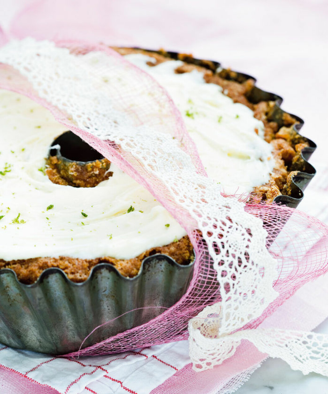 Saftig morotskaka med limetopping. Saftig morotskaka med limetopping.