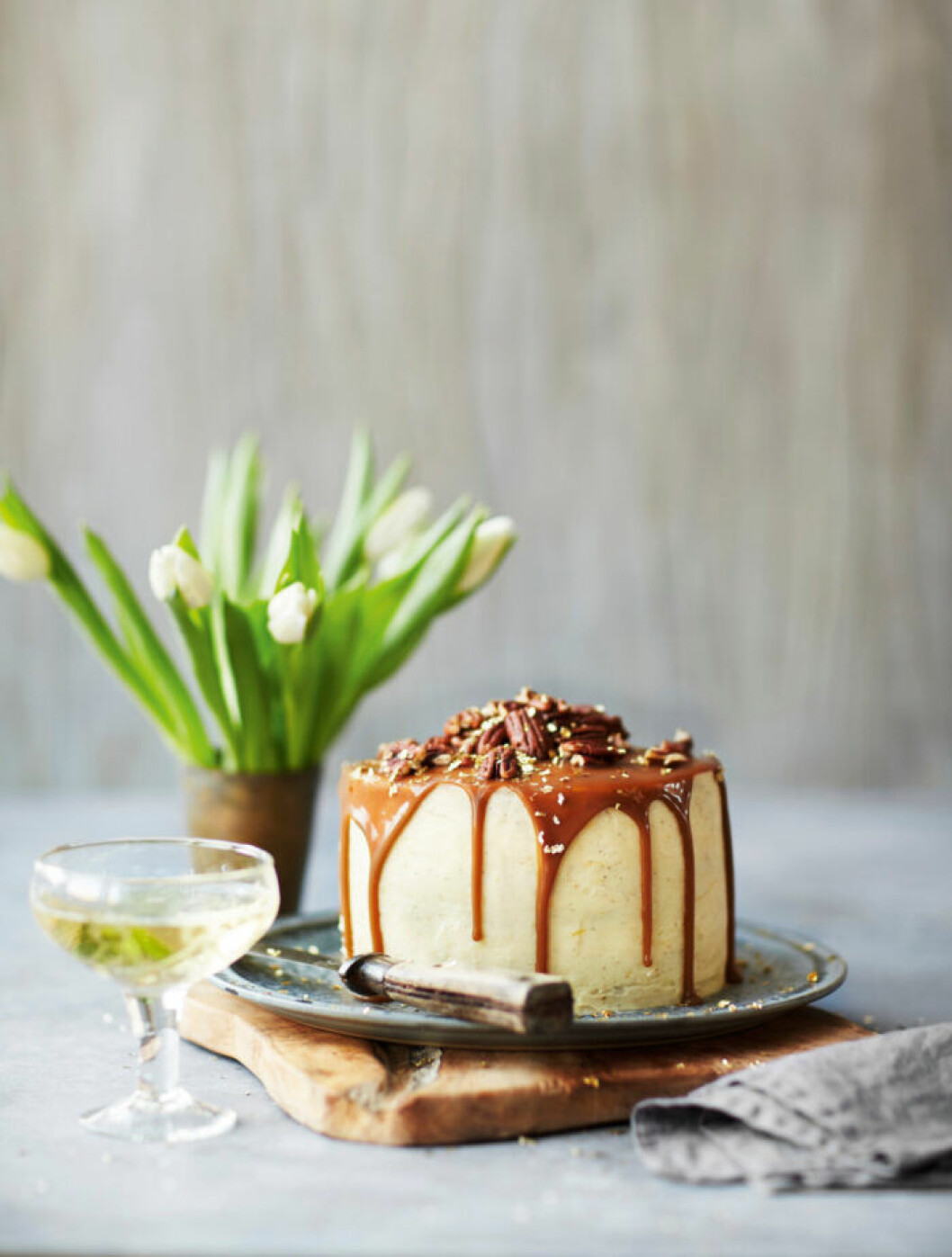 Morotskaka med cream cheesefrosting med salt karamellsås. Morotskaka med cream cheesefrosting med salt karamellsås