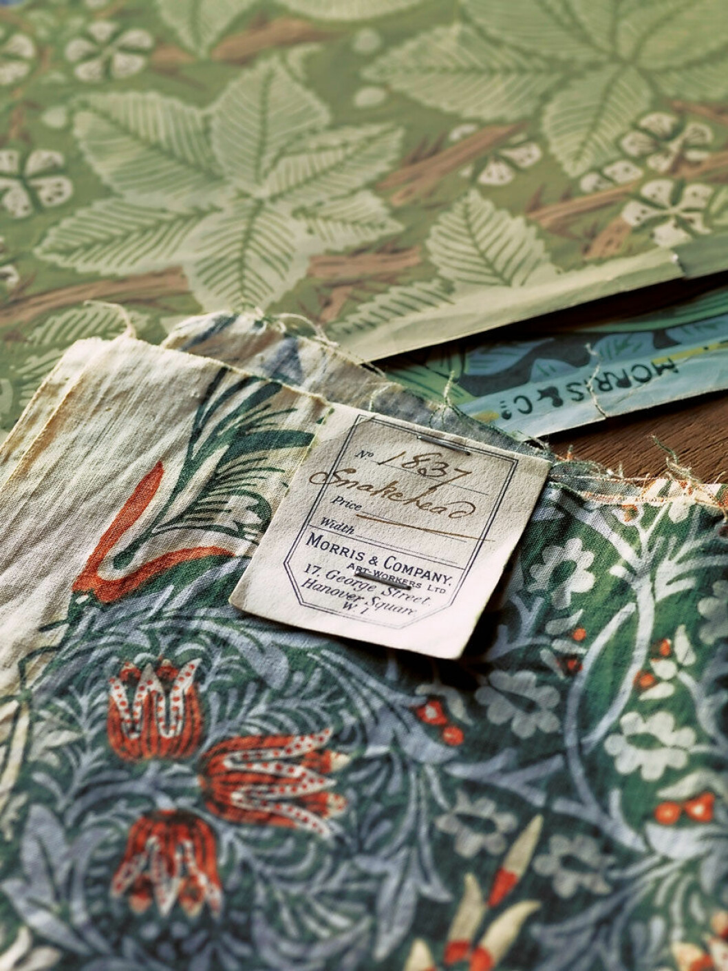I arkivet finns provbitar av tyger från William Morris tid, som Snakeshead. Olika tapeter