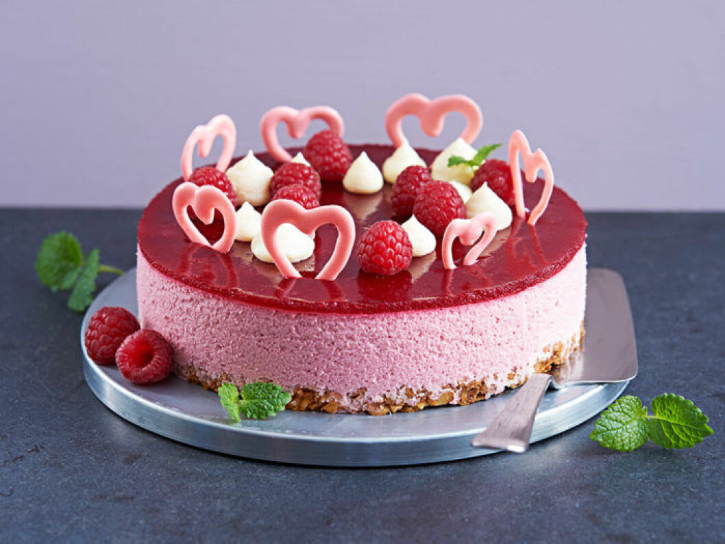 Laktosfri morsdagstårta med hallonmousse och chokladhjärtan. Laktosfri morsdagstårta med hallonmousse och chokladhjärtan.