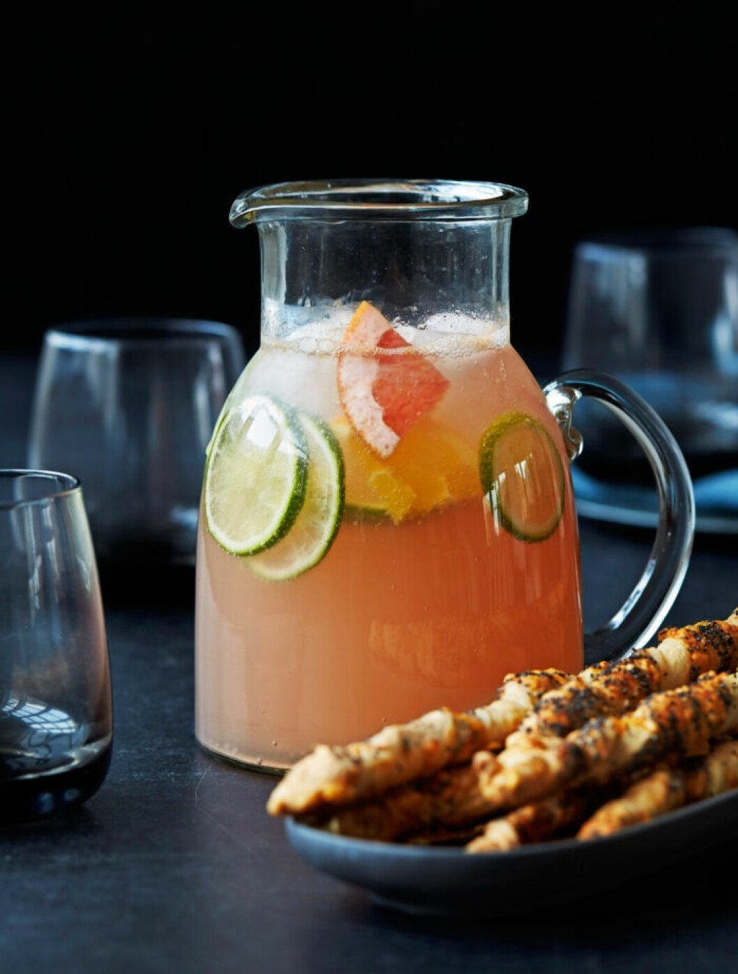 Recept på uppfriskande citrus-moscow mule med vallmopinnar