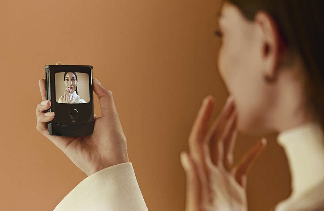 På utsidan av mobilen finns en mindre skärm där man kan göra vissa saker – t ex ta en selfie. Foto: Motorola Motorola Razr smartphone