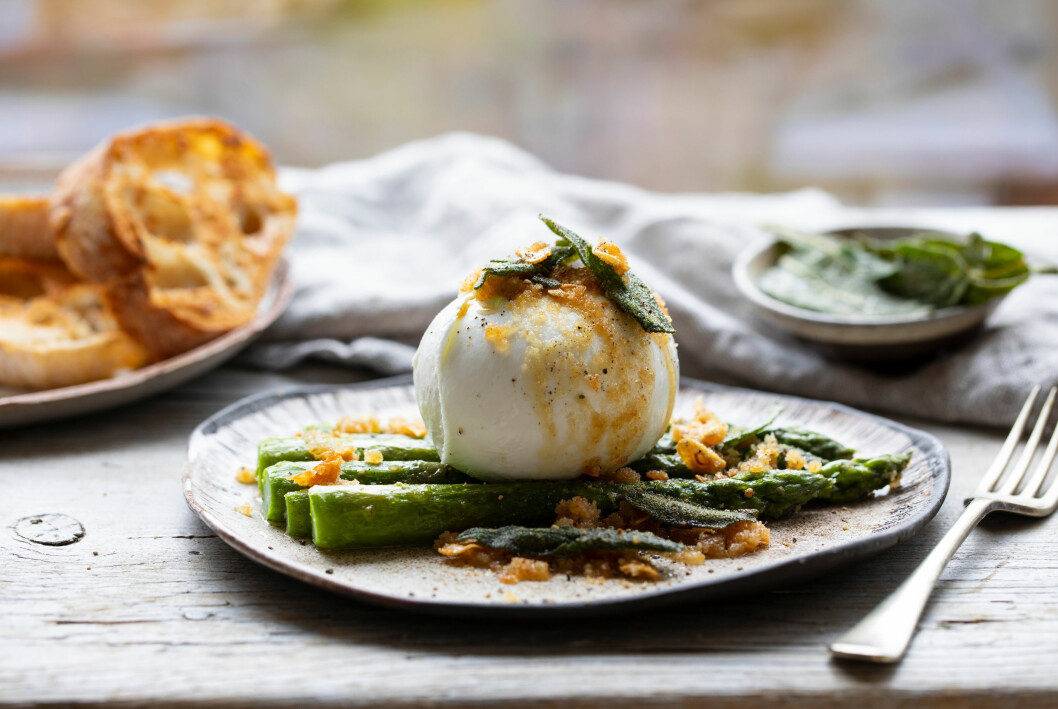 Parmainlindad mozzarella med sparris