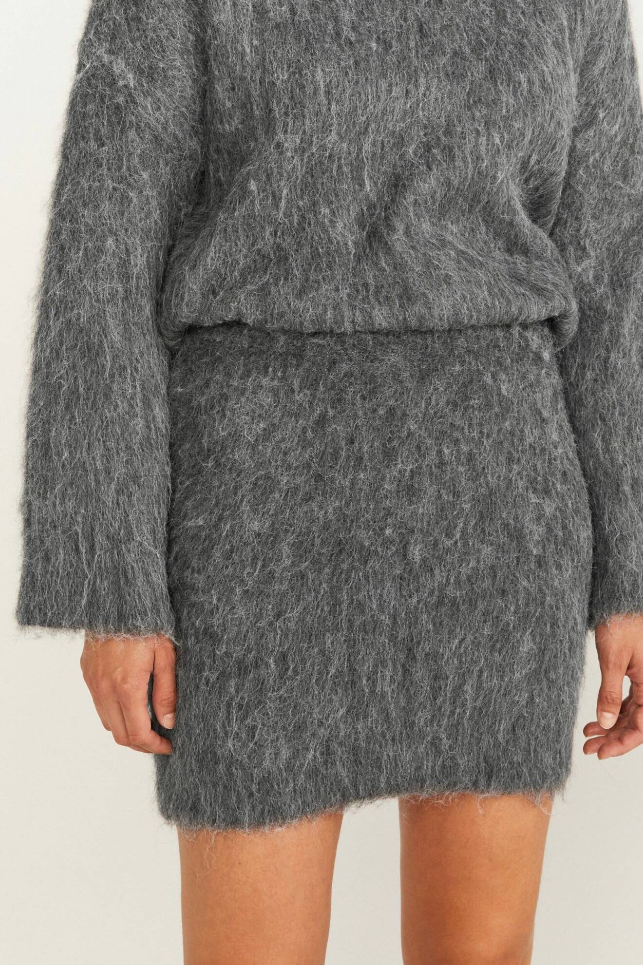 grå stickad kjol i kort modell från mq maqet