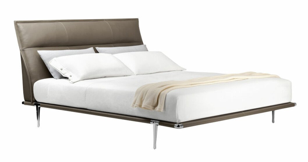 Med inspiration från en lyxig soffa. Säng <em>Mr</em> <em>Moonlight</em>, design Ludovica och Roberto Palomba, pris från 66 510 kr, Poltrona Frau. Säng Mr Moonlight, design Ludovica och Roberto Palomba