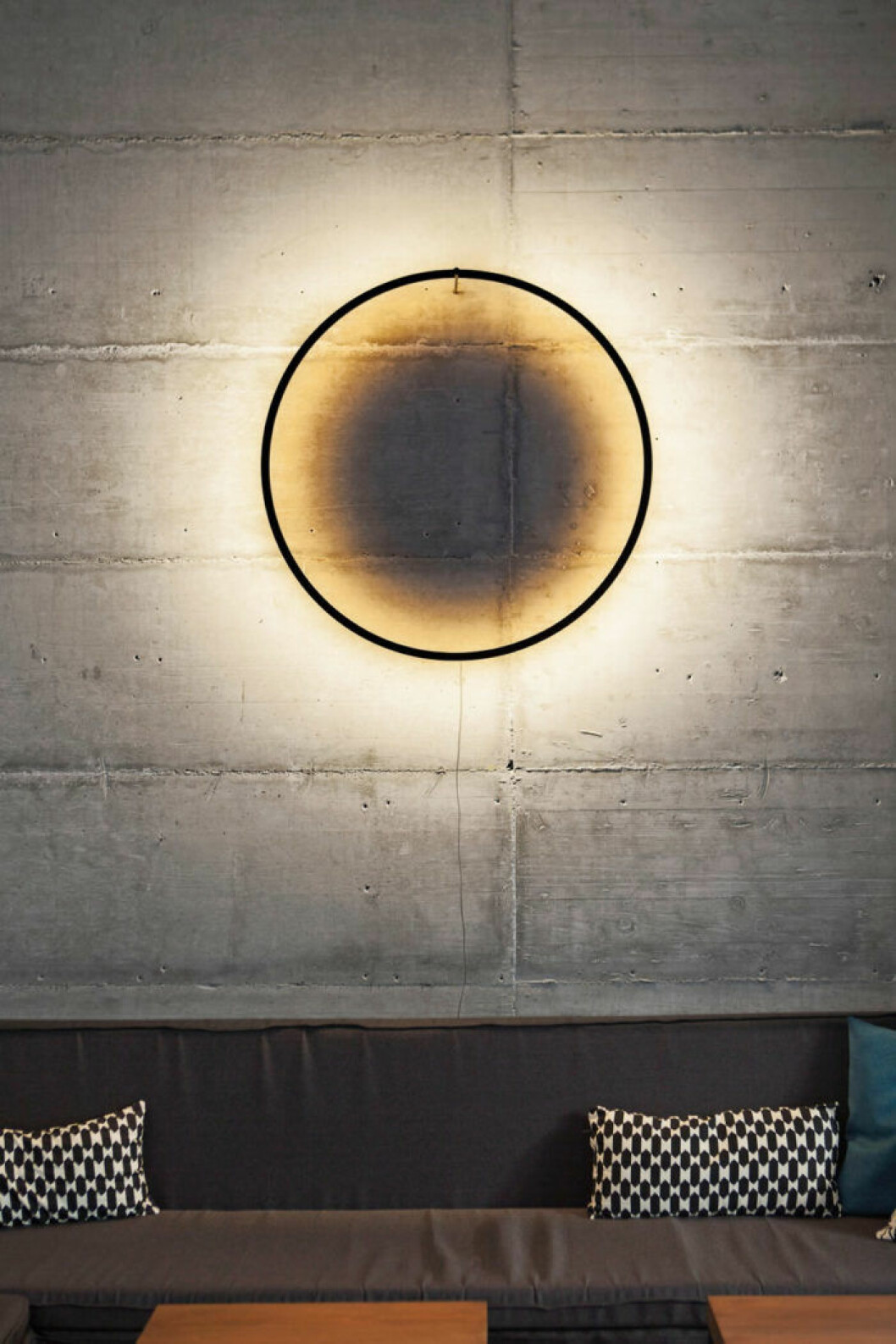 Väggbelysning ger spännande effekter. Lampa Tilen Sepic, från Type O. Väggbelysning