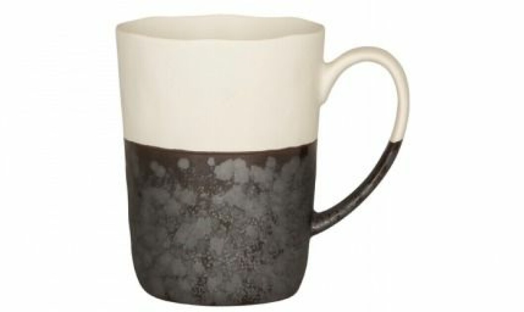 En kopp kaffe håller flitens låga vid liv. Tvåfärgad mugg <em>Estrum</em> i stengods, 81 kr, Broste Copenhagen. Mugg-Estrum-i-stengods-broste-copenhagen