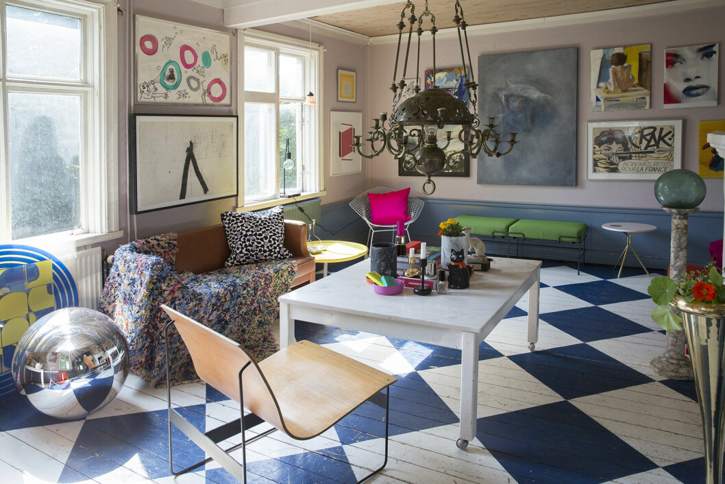 Konstnären Lars Karlsson Frost målade det rutiga golvet i salongen.