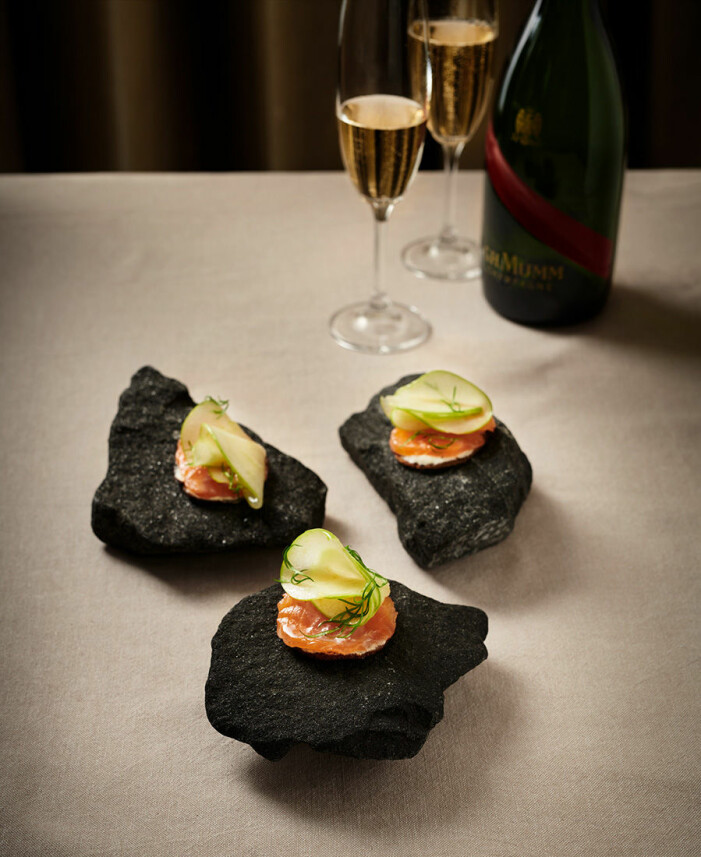 Snittar med gravad lax och äpple