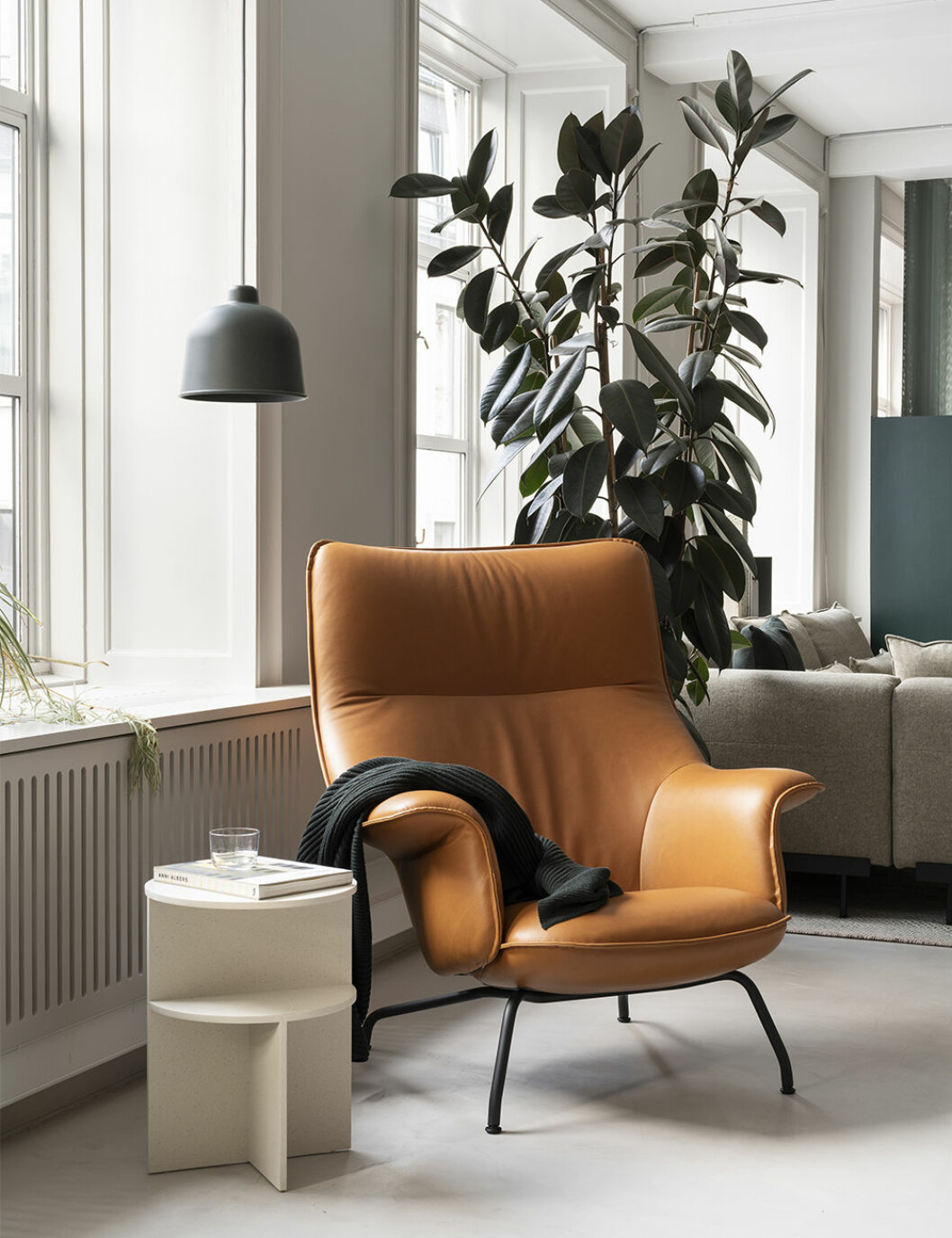 Höstens hjälte är den bekväma fåtöljen som man bara längtar efter att få sjunka ner i. Foto: Muuto fåtölj från muuto hösten 2020