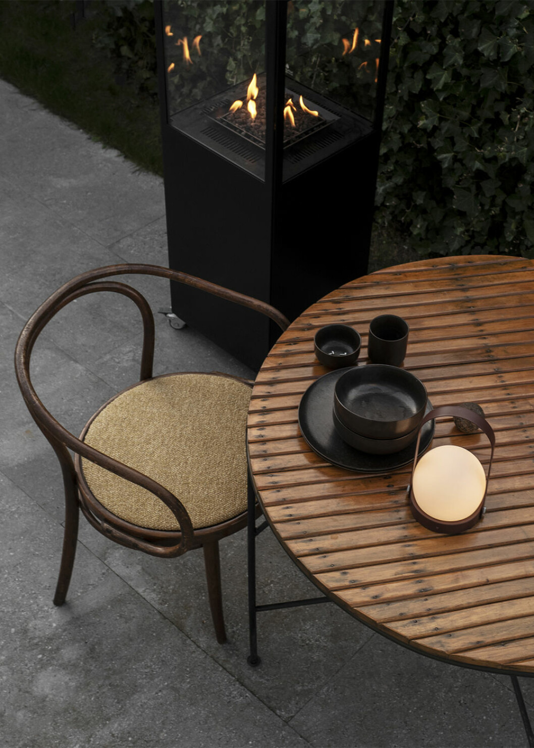 Det behövs både bra grundbelysning och dekorativa armaturer för en stämningsfull ljussättning ute. Foto: Muuto Utebelysning till uteplatsen från muuto