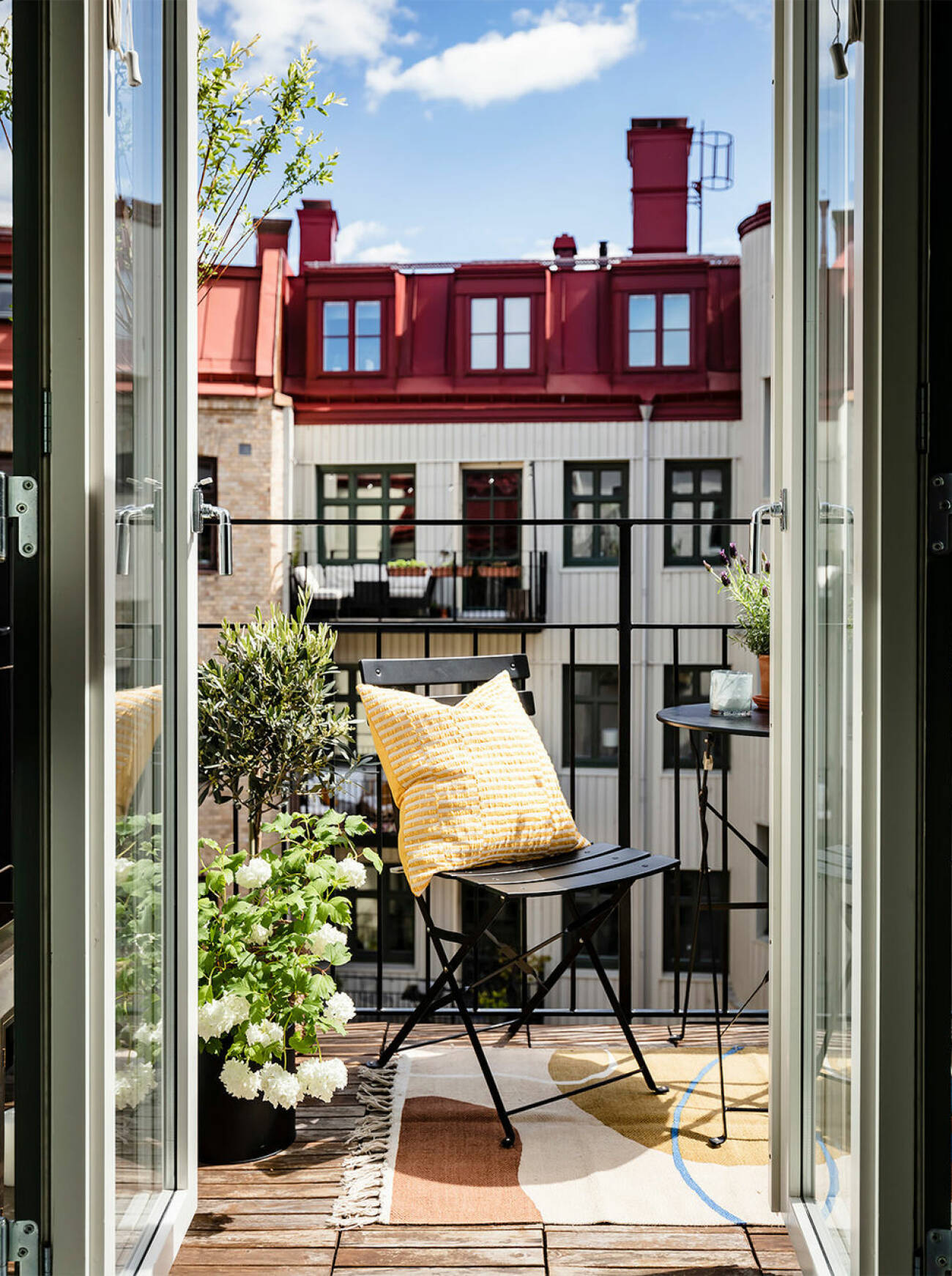 Mysig balkong i Göteborg med textilier och växter