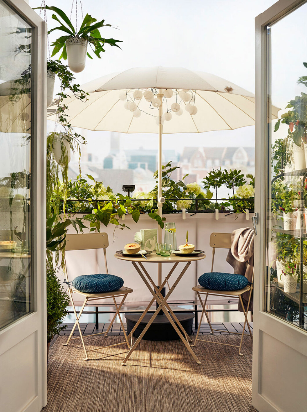 Foto: Ikea Fin balkonginredning med parasoll