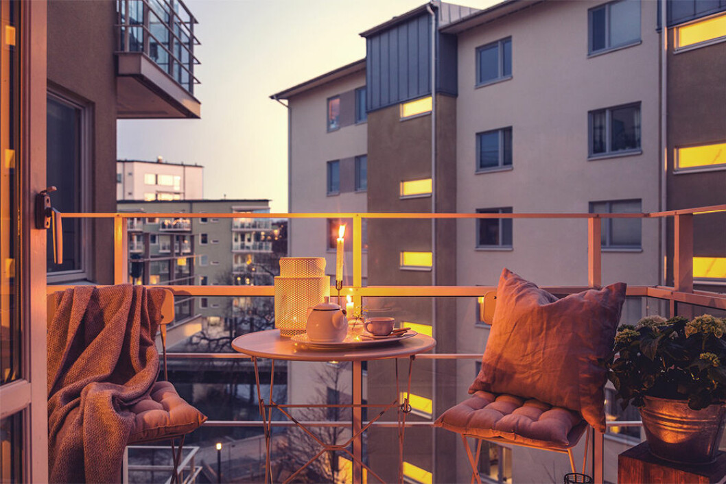 Mysig modern balkong med kvällsbelysning