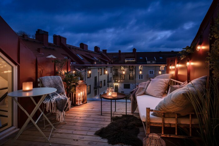 Foto: <a target="_blank" href="https://www.instagram.com/fotografanders/?hl=sv">Anders Bergstedt</a> för Alvhem/mäklare: Ann Stenmark mysig balkong med ljusslinga och lyktor på hösten och vintern