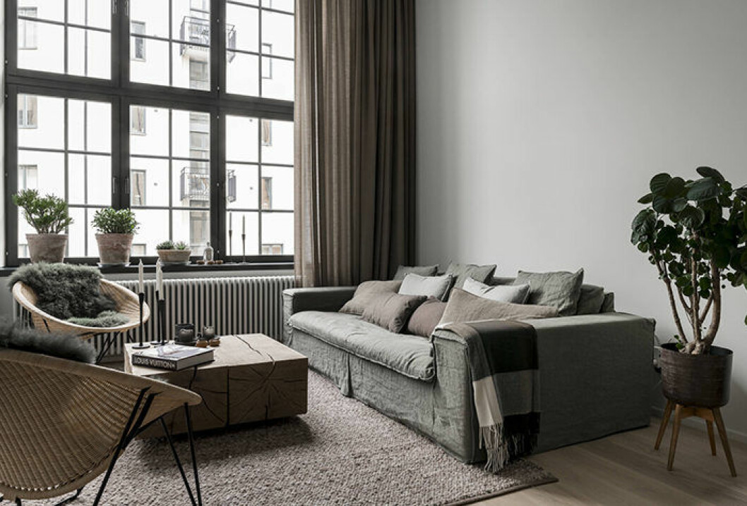 Foto: Marcus Stork Inredning: Zaba Fröberg för <a href="https://www.instagram.com/alexanderwhitesthlm/" target="_blank" rel="noopener">Alexander White</a>/mäklare: Anna Herin mysig minimalism i toner av brunt och grått