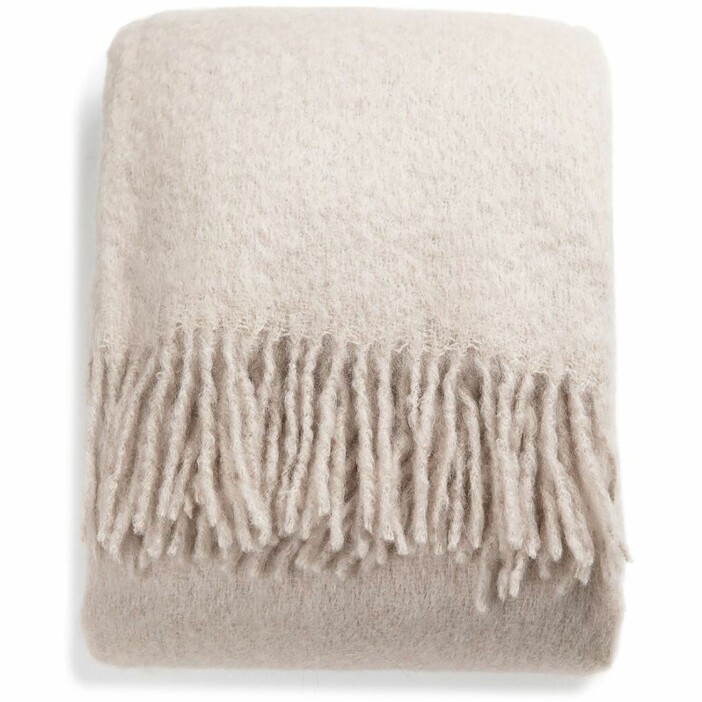 Mysig pläd i trendsäker beige nyans från Stackelbergs.