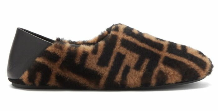 Mysiga men stilsäkra tofflor med monogram från Fendi.