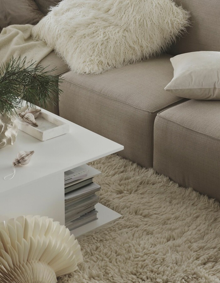 Fluffiga textilier drar upp mysfaktorn direkt. Foto: Jotex mysiga textilier och fluffiga inredningsdetaljer hos jotex