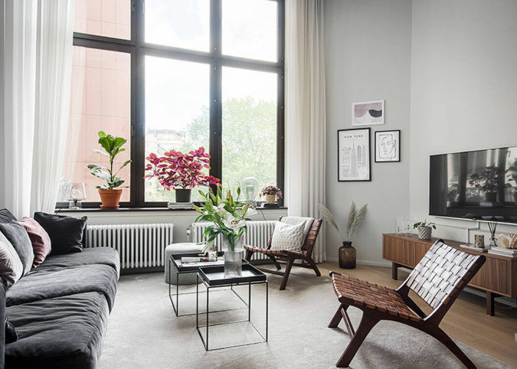 Foto: Nick Neo för <a href="https://www.instagram.com/alexanderwhitesthlm/?hl=sv" target="_blank" rel="noopener">Alexander White</a>/mäklare: Anna Herin Inredningstipsen som fixar ett mysigt vardagsrum – materialmix
