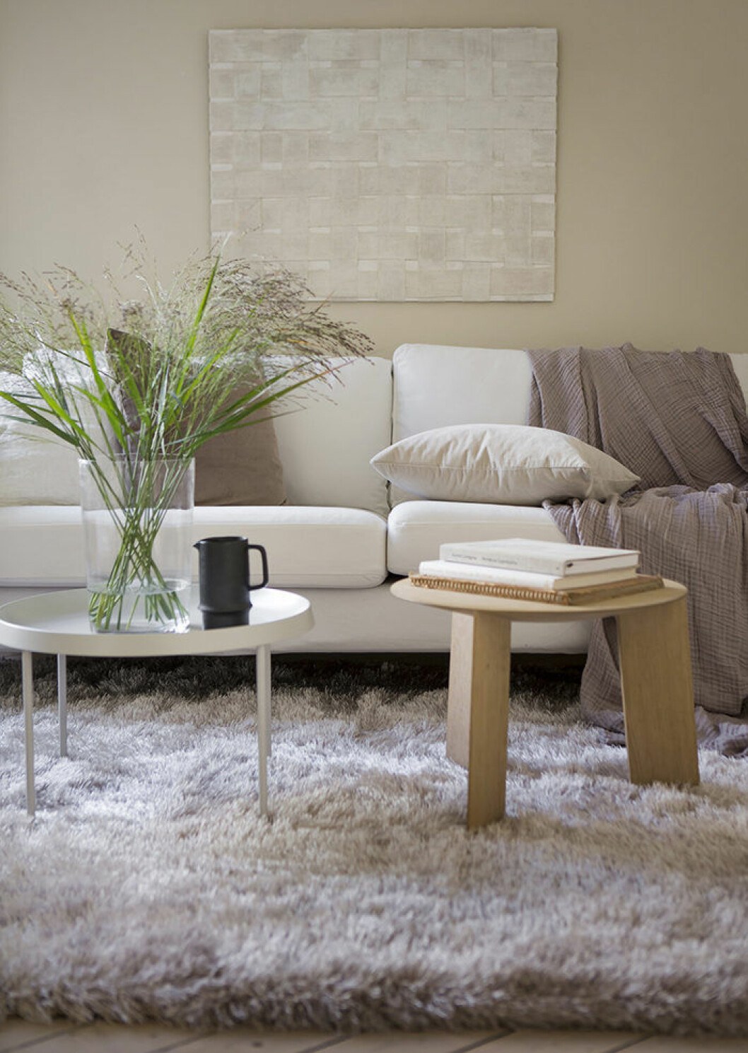 Foto: Cim Ek Styling: Greydeco för <a href="https://www.instagram.com/alvhem/?hl=sv" target="_blank" rel="noopener">Alvhem</a>/mäklare: Sandra Guerrero Gör vardagsrummet mysigare med en fluffig matta