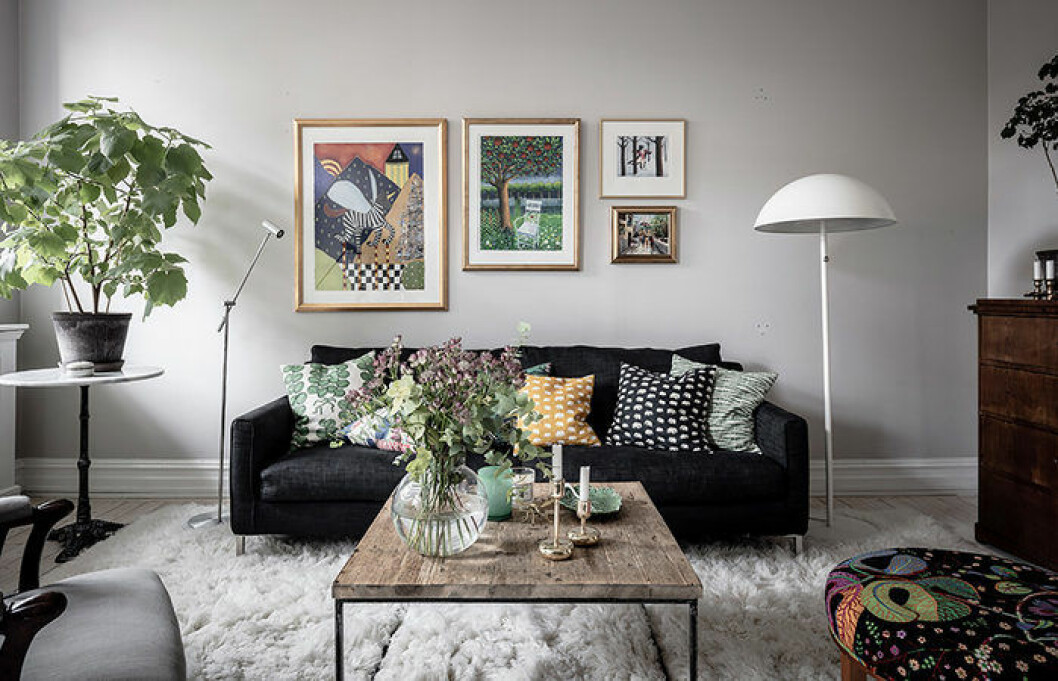 Foto: Anders Bergstedt för <a href="https://www.instagram.com/entrancemakleri/?hl=sv" target="_blank" rel="noopener">Entrance mäkleri</a>/mäklare: Erika Bergholm Mysigt vardagsrum med färg och mönster