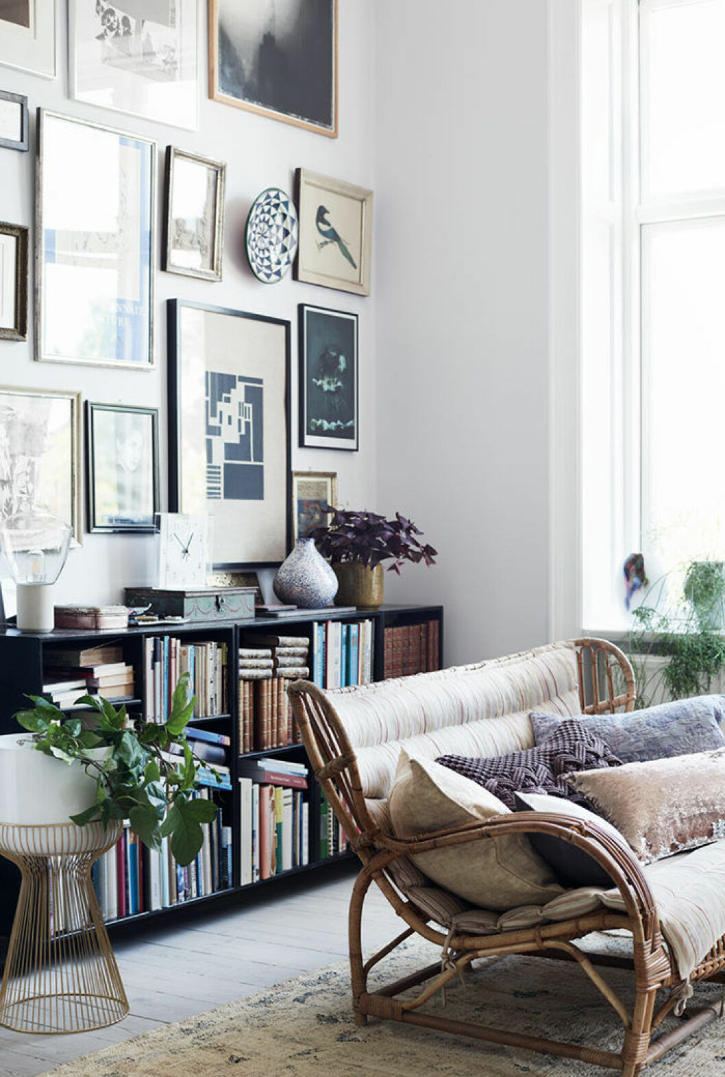 Foto: Zara Home Mysigt vardagsrum med tavelvägg