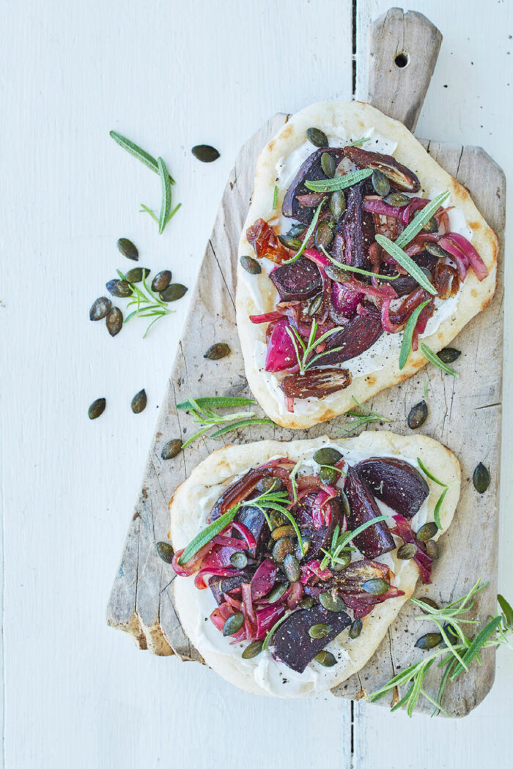 Naan-pizza med getost och bakade rödbetor. Naan-pizza med getost och bakade rödbetor.