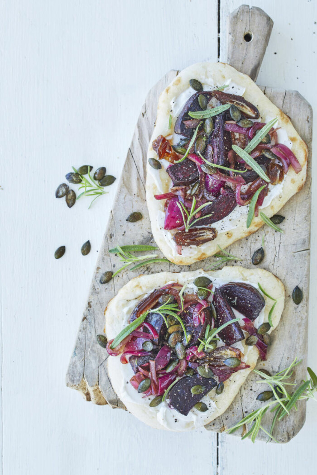 Naan-pizza med getost och bakade rödbetor. Naan-pizza med getost och bakade rödbetor