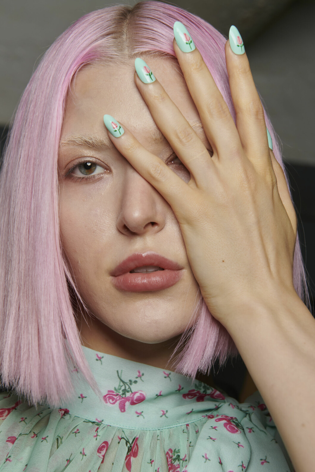 nageldekoration blommor trend 2022