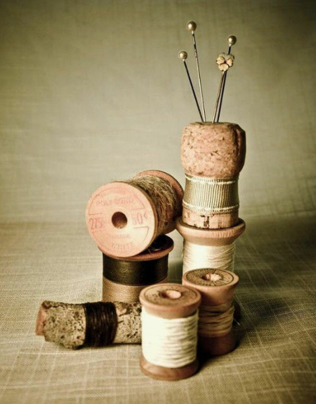 <a href="https://www.crookedbrains.net/2012/05/creative-reuse-and-uses-of-corks.html">Här hittar du nåldynan</a> och fler korkidéer. Sybehör av kork.